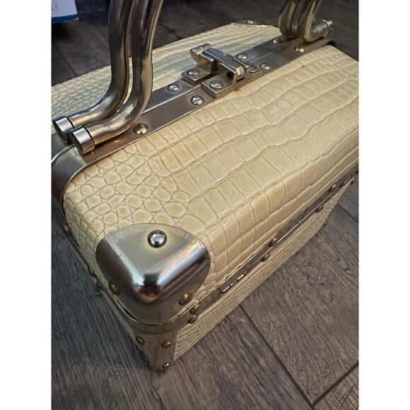 Borsa Bella Women's Cream & Gold Tone Trim Leather Train Box Bag - Picture 6 of 13